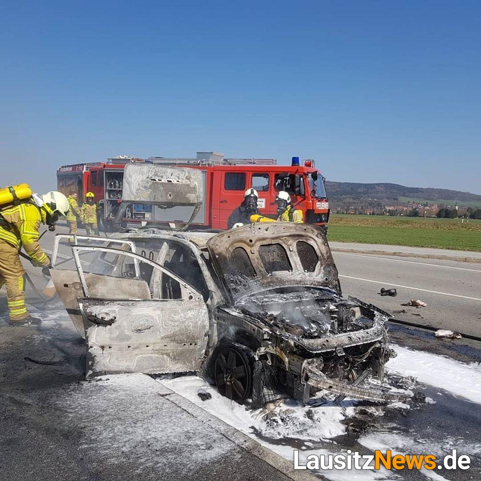 Ebersbach-Neugersdorf - PKW in Bushaltestelle abgebrannt ...