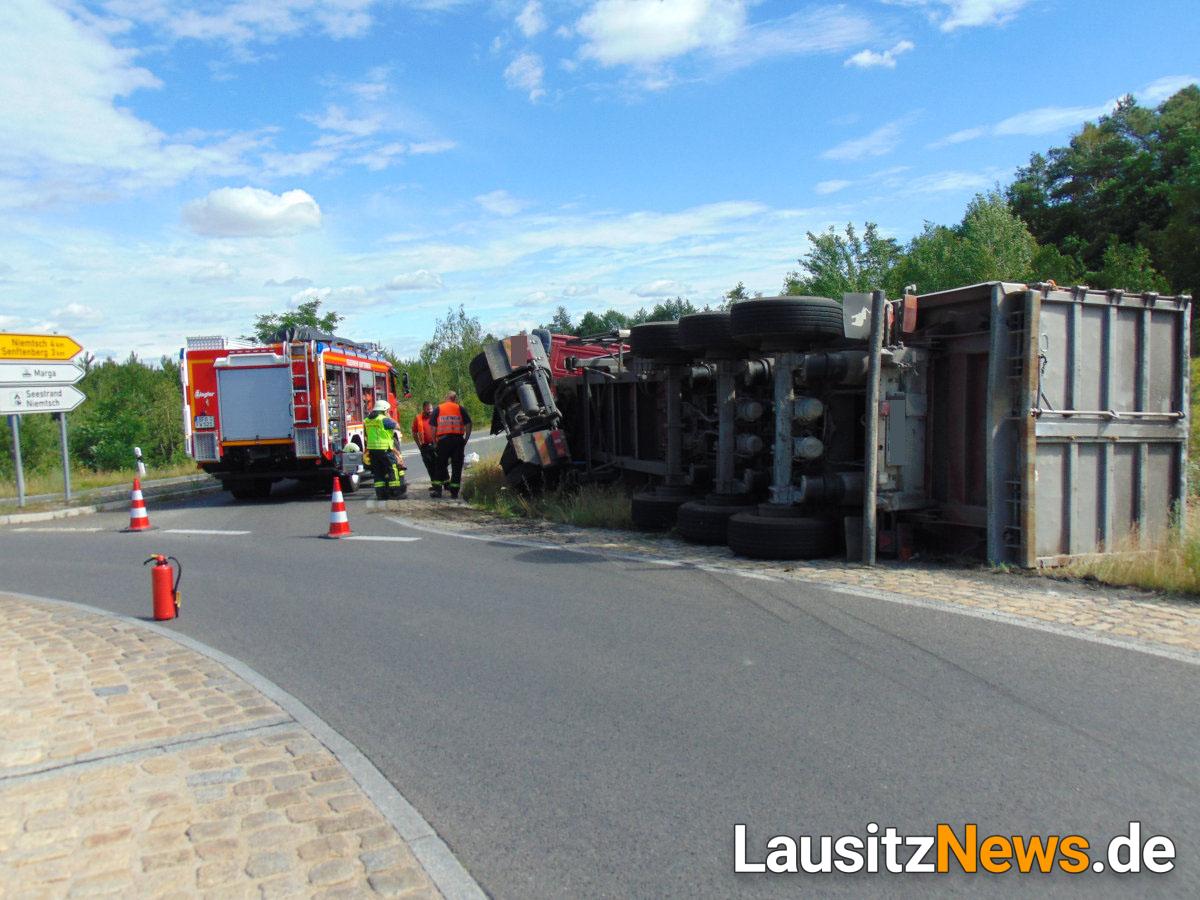 Brieske LKW kippt in Kreisverkehr um LausitzNews.de