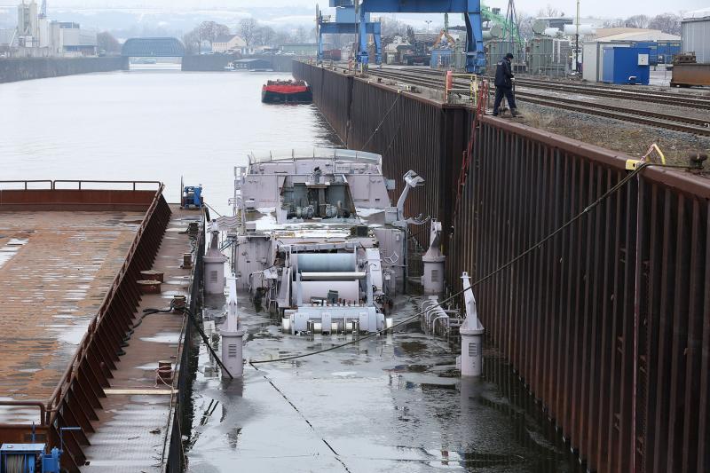 Ehemaliges Minensuchboot verlor Öl - Feuerwehr errichtete Ölsperre