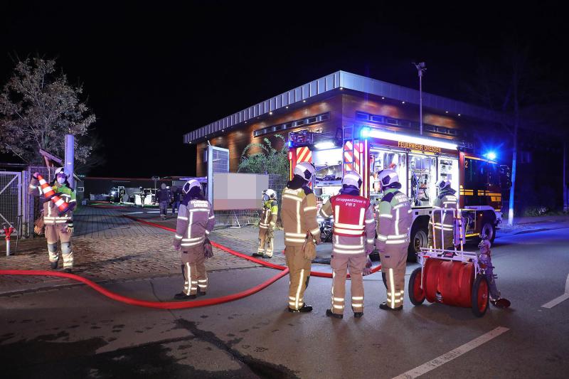Schuttcontainer brannte - Feuer drohte auf Kleintransporter überzugreifen