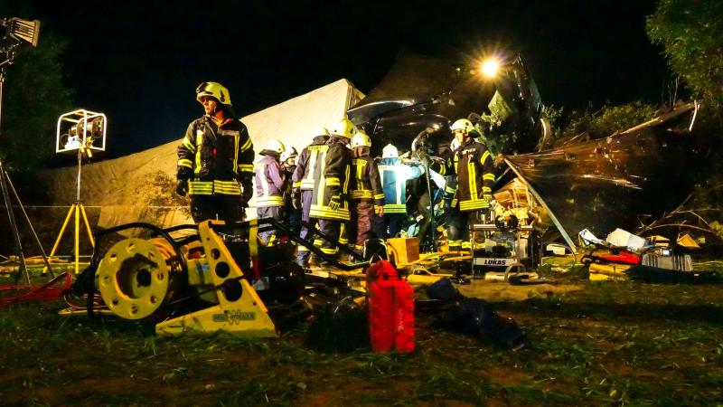 Heftiger Unfall: Feuerwehr schneidet Fahrer stundenlang aus Unfallwrack