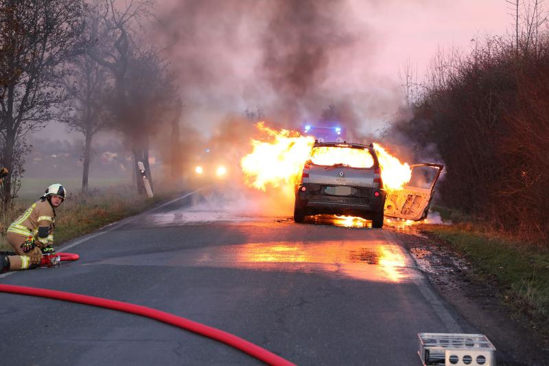 PKW ging während der Fahrt in Flammen auf