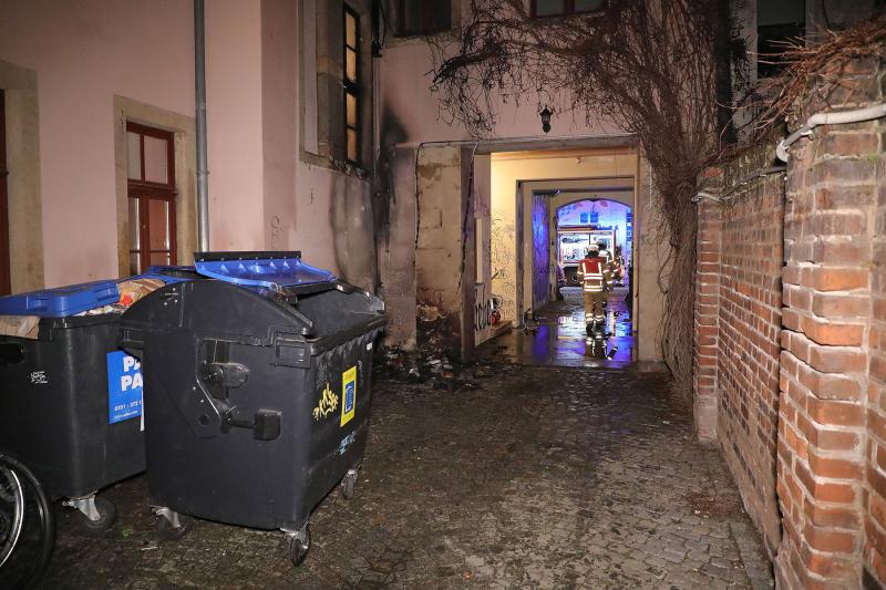 Müllcontainer brannte an Wohnhausfassade