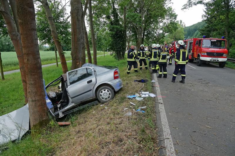 PKW prallte auf der Bundesstraße gegen Baum