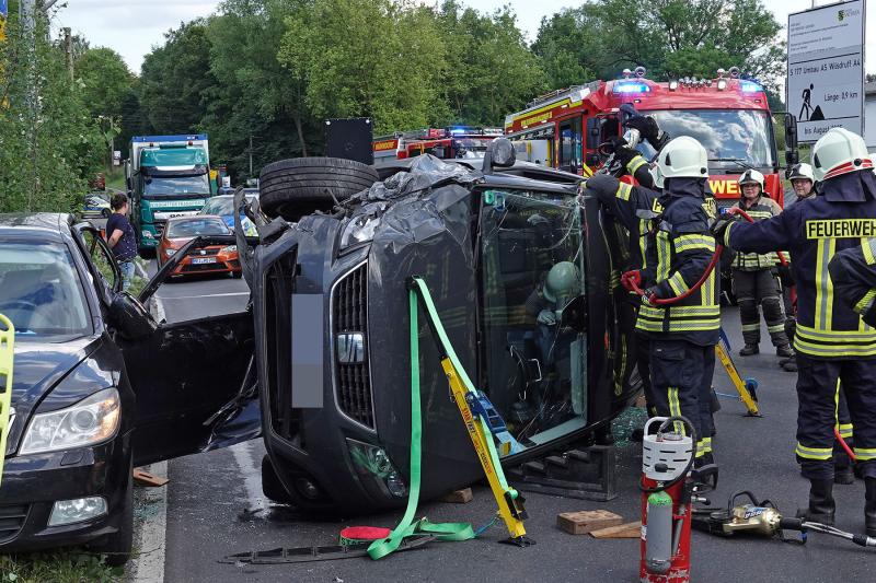 PKW prallte auf zwei stehende Fahrzeuge