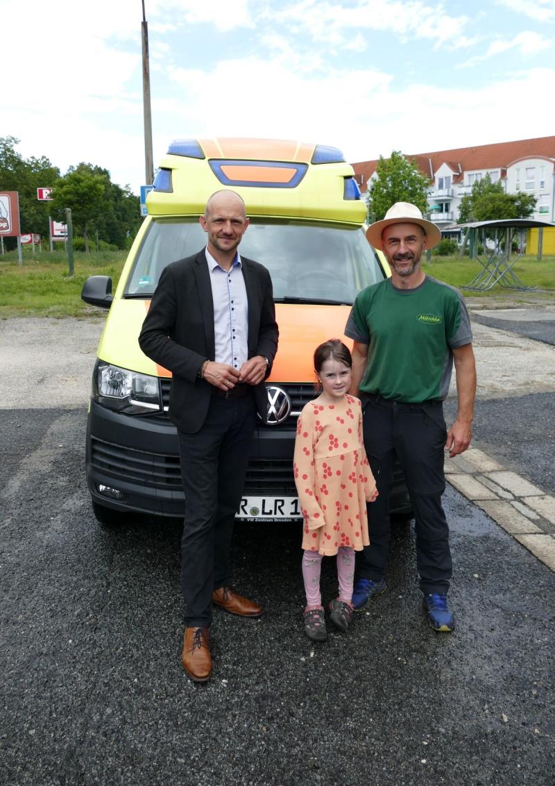 Krankentransportwagens an die Initiative Kinder von Tschernobyl Seifhennersdorf e. V. übergeben