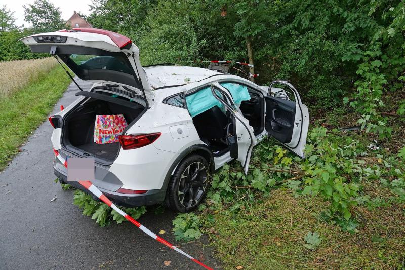 PKW prallte bei Regen gegen Baum