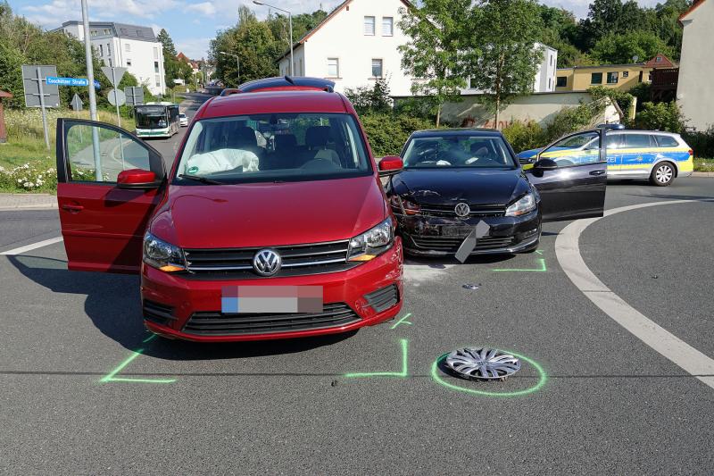 PKW kollidierten im Kreisverkehr