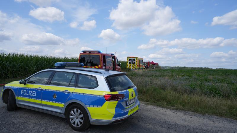 Pkw brennt - Schwerverletzte Person geborgen