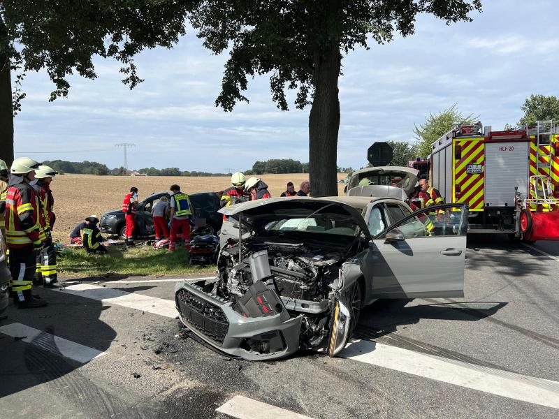 Rettungskräfte im Einsatz: Vier Personen bei Verkehrsunfall verletzt