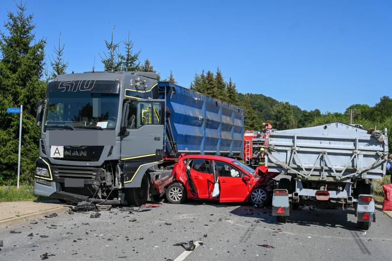 Rettungshubschrauber im Einsatz - Seat kracht gegen LKW und Traktor