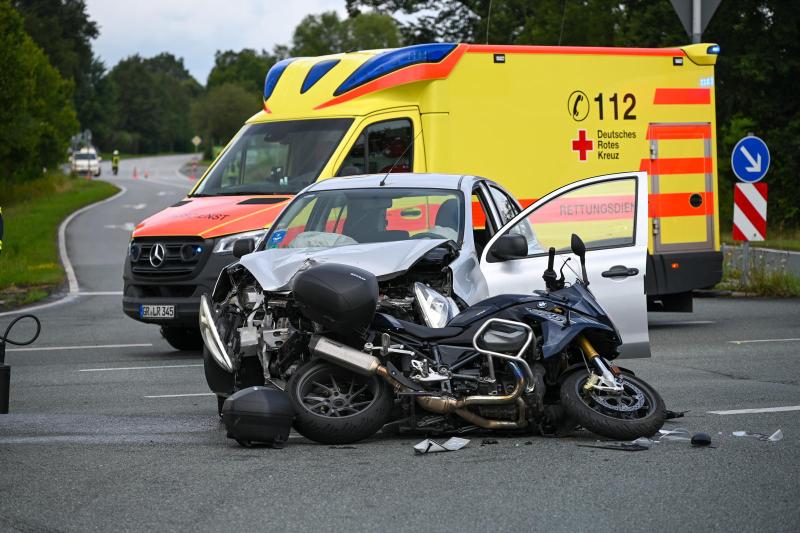 Zwei Rettungshubschrauber im Einsatz: Drei Verletzte nach Crash zwischen Motorrad und PKW