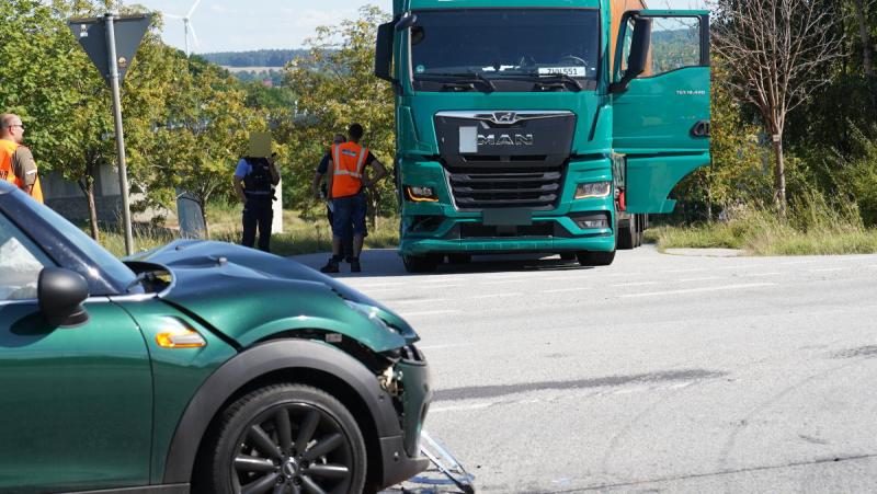 LKW übersieht Mini - Zwei Verletzte