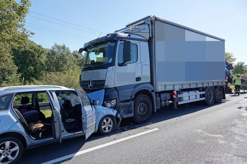 PKW kollidierte frontal mit entgegenkommendem LKW