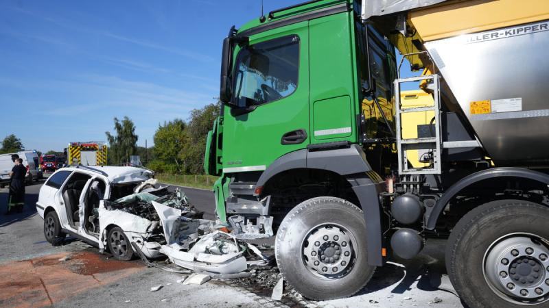 Tödlicher Verkehrsunfall auf Landstraße: Zwei Rettungshubschrauber im Einsatz