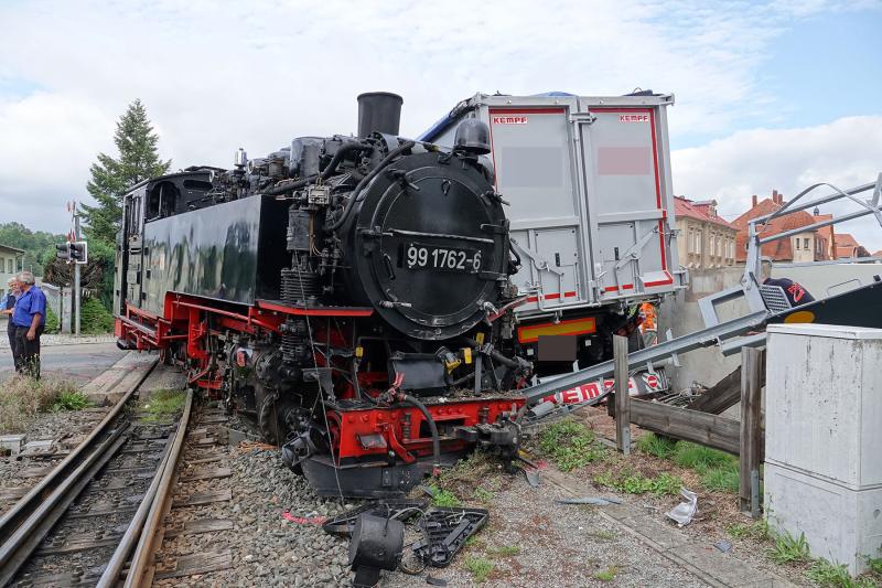 Sattelzug kollidierte am Bahnübergang mit Dampflok