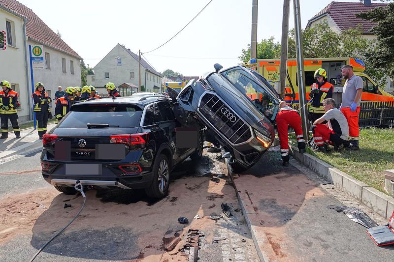 PKW kollidierte mit 3 Fahrzeugen