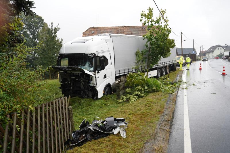 LKW kommt von Straße ab und landet im Garten