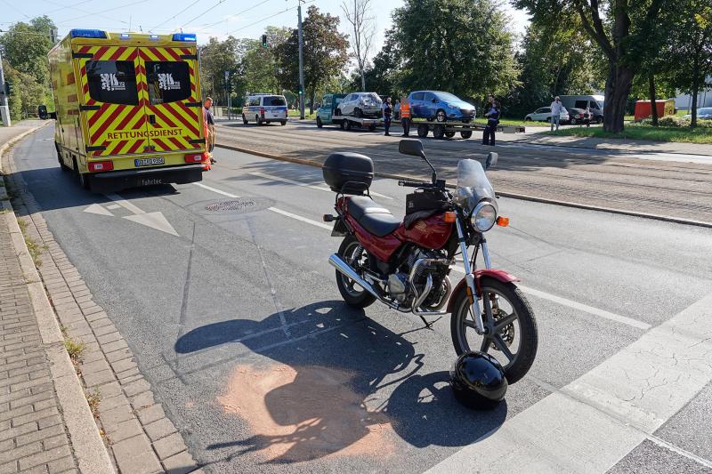 Kleintransporter kollidierte beim Wendemanöver mit Motorrad