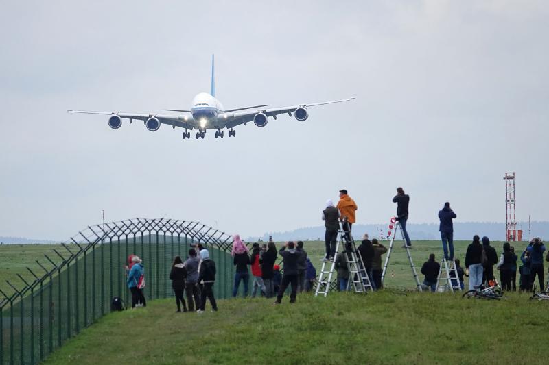 Airbus A380 landete auf dem Flughafen - größtes Passagierflugzeug wird Dresden überholt