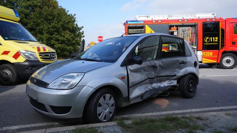 Drei Verletzte bei Unfall an Autobahnabfahrt